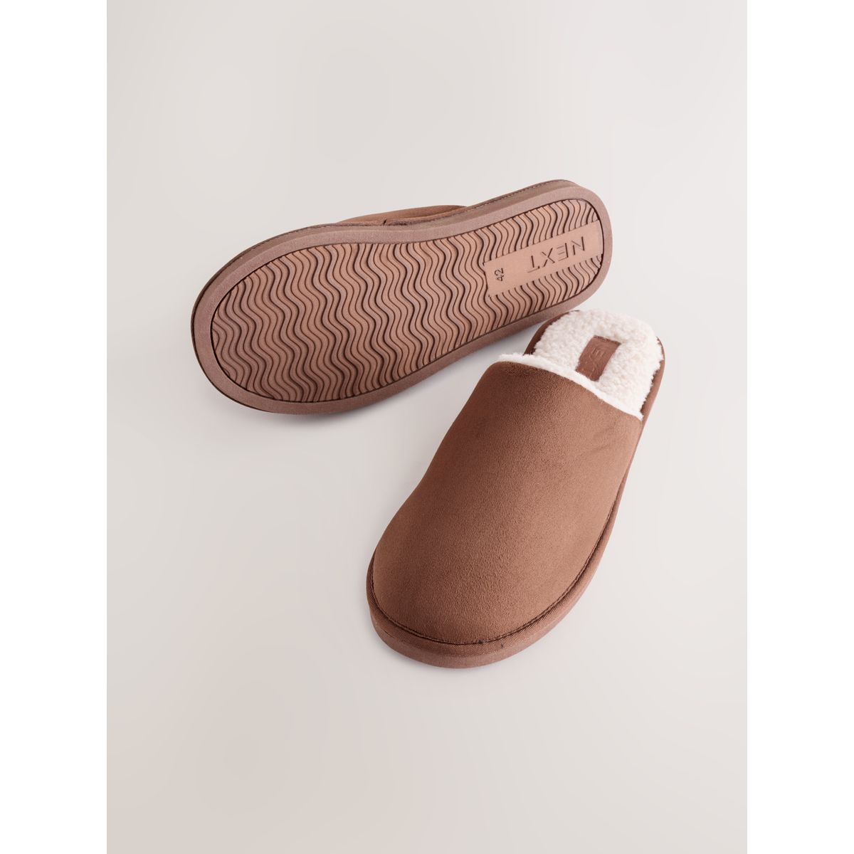 Chaussons mules en micro daim marron fauve, NEXT