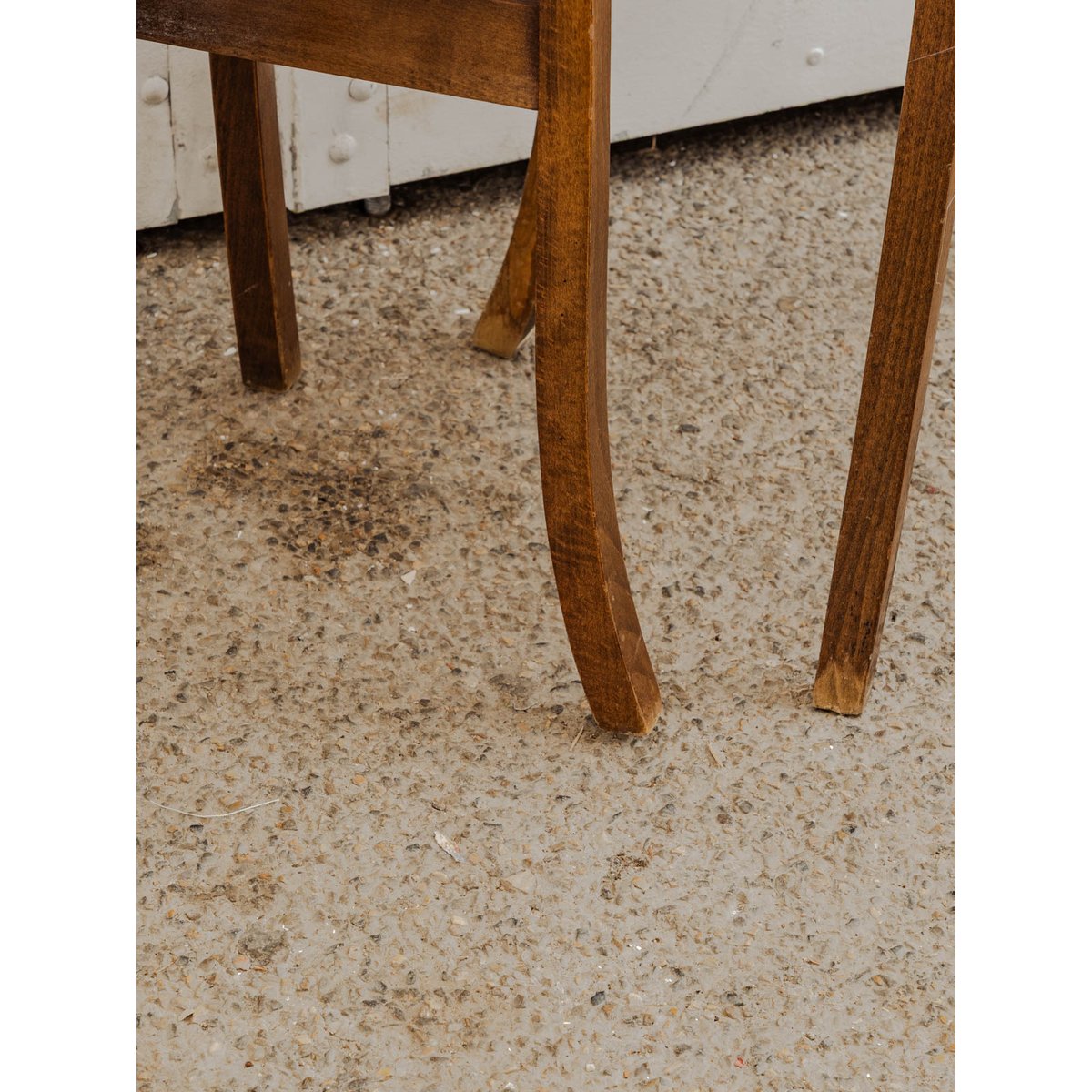 Lot de 4 chaises en simili cuir rouge Alma N°1605 - Bon état bois foncé, DEBONGOUT