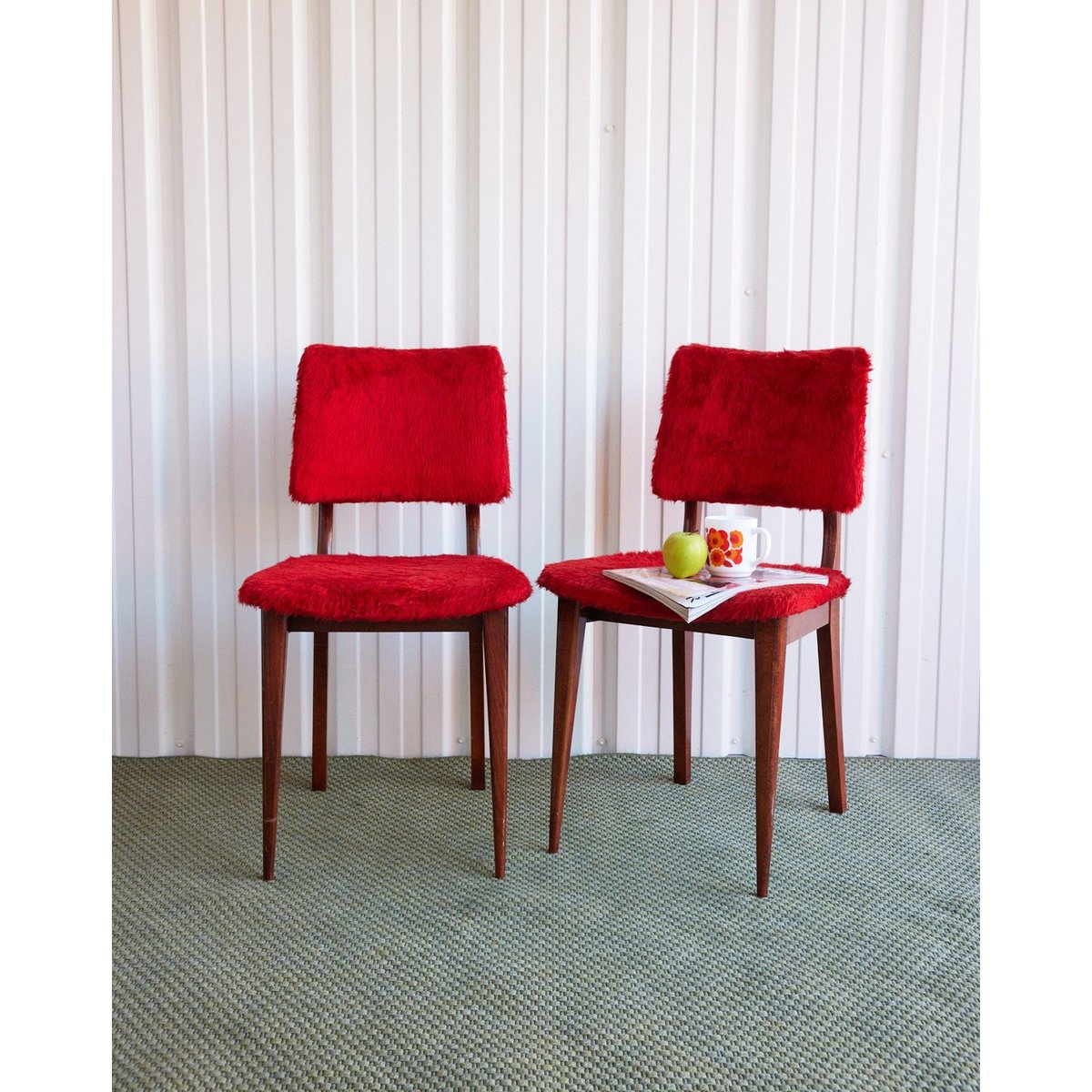 Paire de chaises en poils rouges Alma N°2004 - Bon état bois foncé, DEBONGOUT