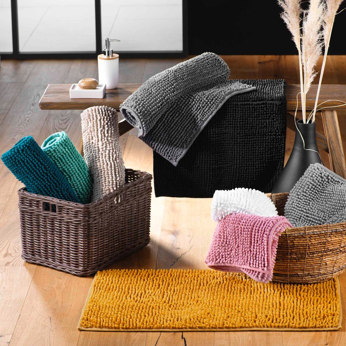 Tapis de bain en microfibre absorbante à picots noir, DOUCEUR D'INTÉRIEUR