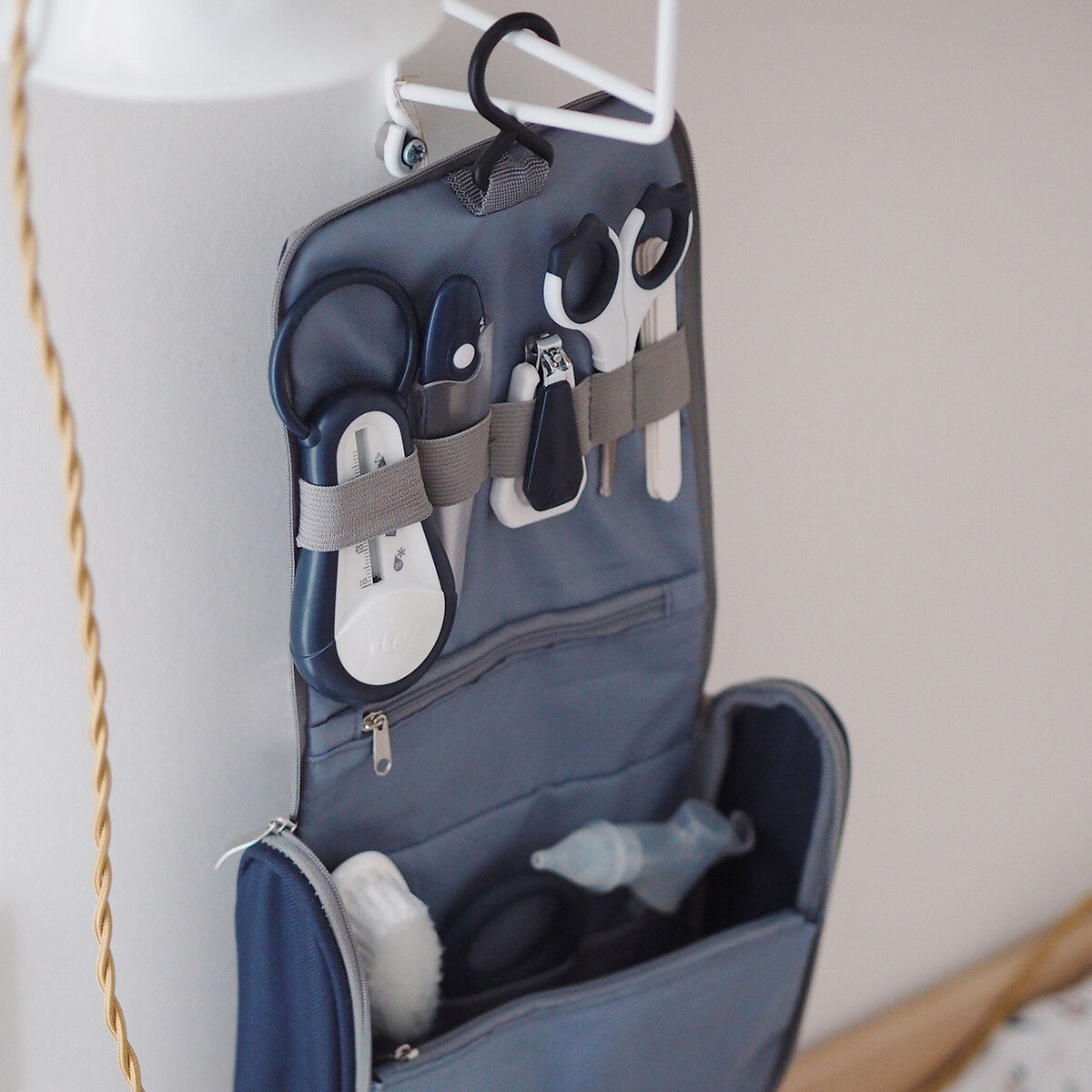 Trousse de toilette nomade 9 accessoires bleu nuit, BEABA