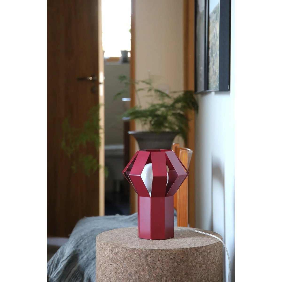 Lampe de table design en métal OCTA rouge, MARKSLOJD