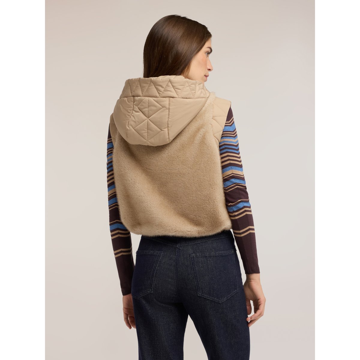 Gilet avec capuche et empiècements matelassés beige, MOTIVI