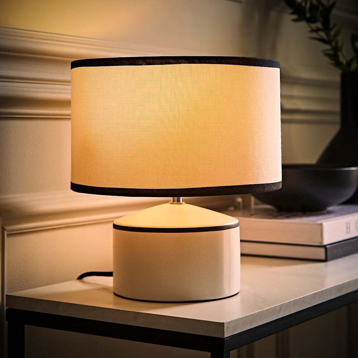 Jaime Ceramic Table Lamp with Black Trim Shade white, ÉDITÉ