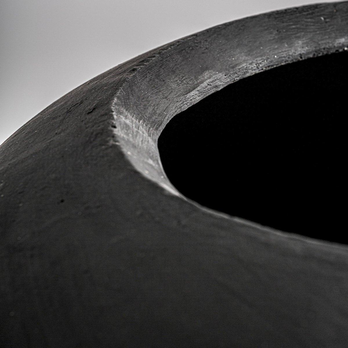Cache-pot contemporain en ciment noir, RECOLLECTION
