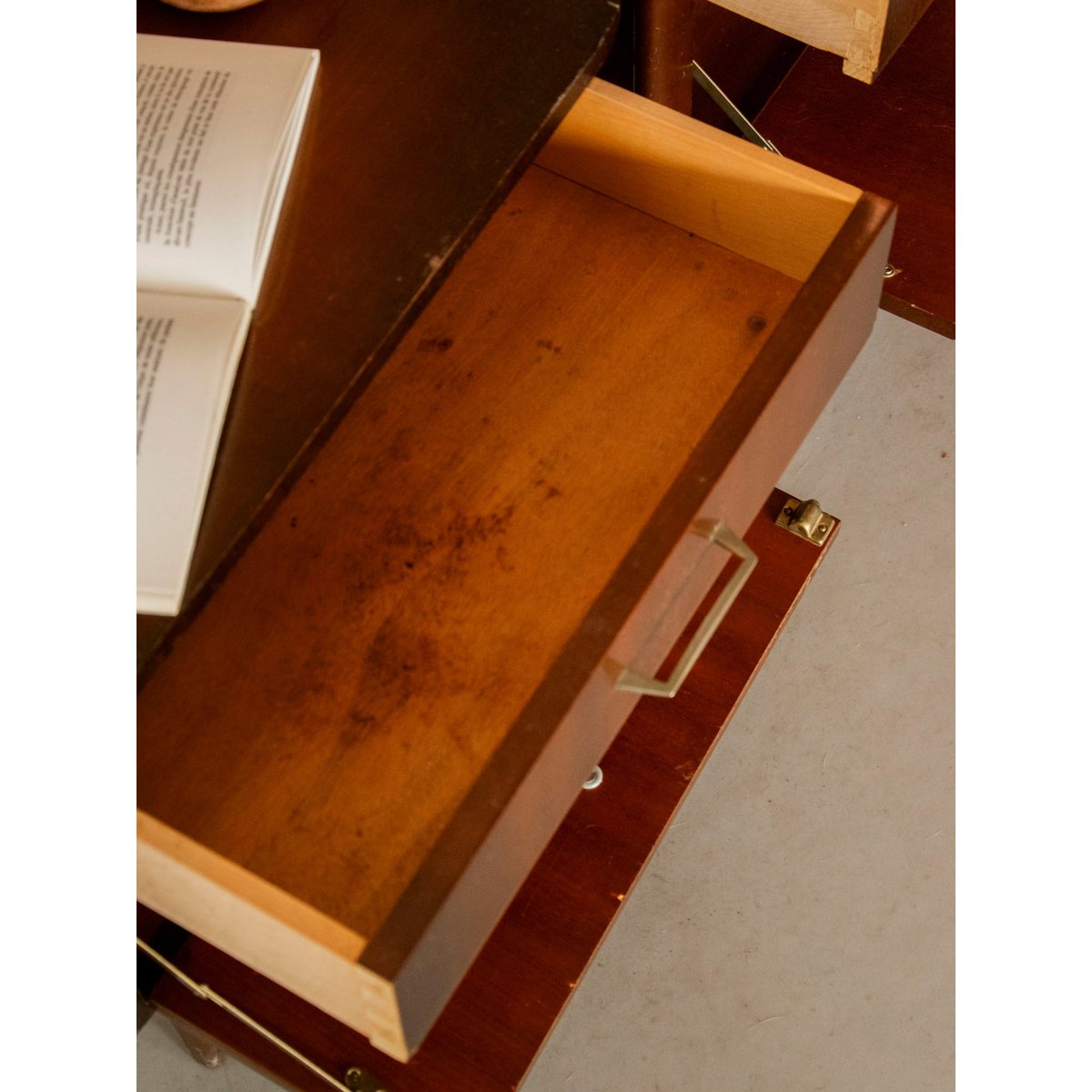 Paire de tables de chevet au placage en bois Maïa N°1577 - Bon état bois foncé, DEBONGOUT