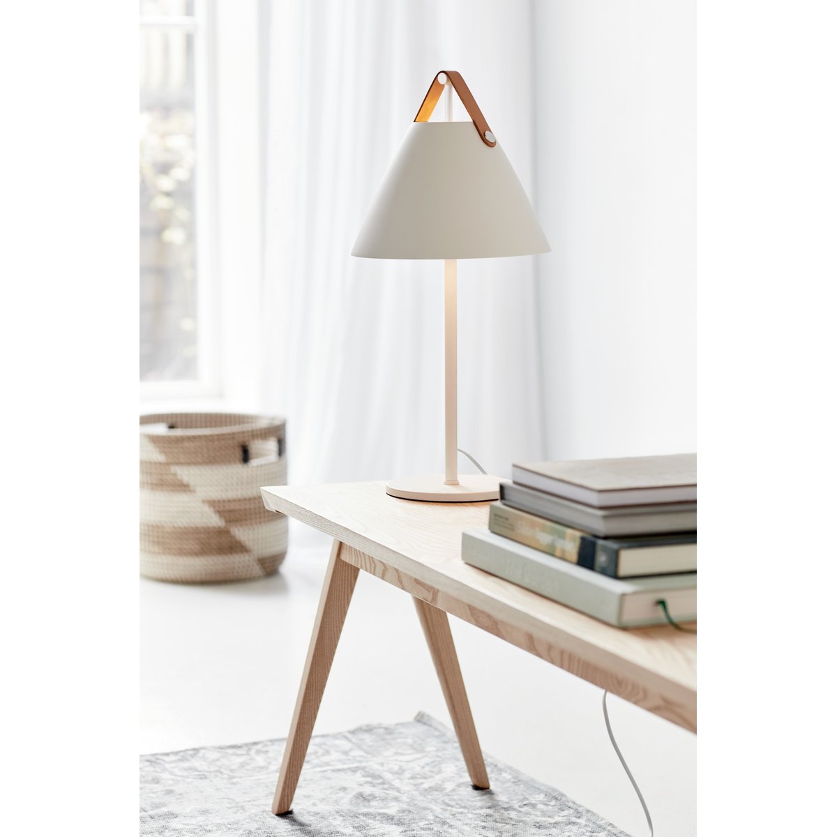 Lampe à poser style industriel en métal et cuir, STRAP blanc, DESIGN FOR THE PEOPLE