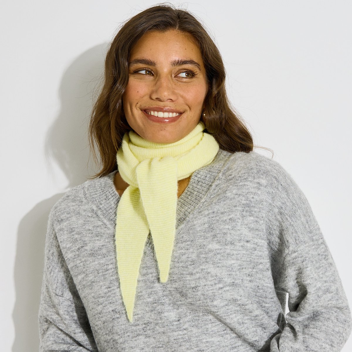Echarpe forme triangle en maille jaune, GRAIN DE MALICE