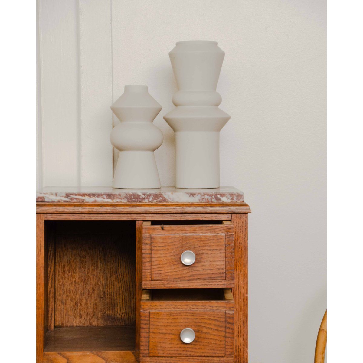 Table de chevet au plateau en marbre Odile N°1383 - Bon état orange, DEBONGOUT