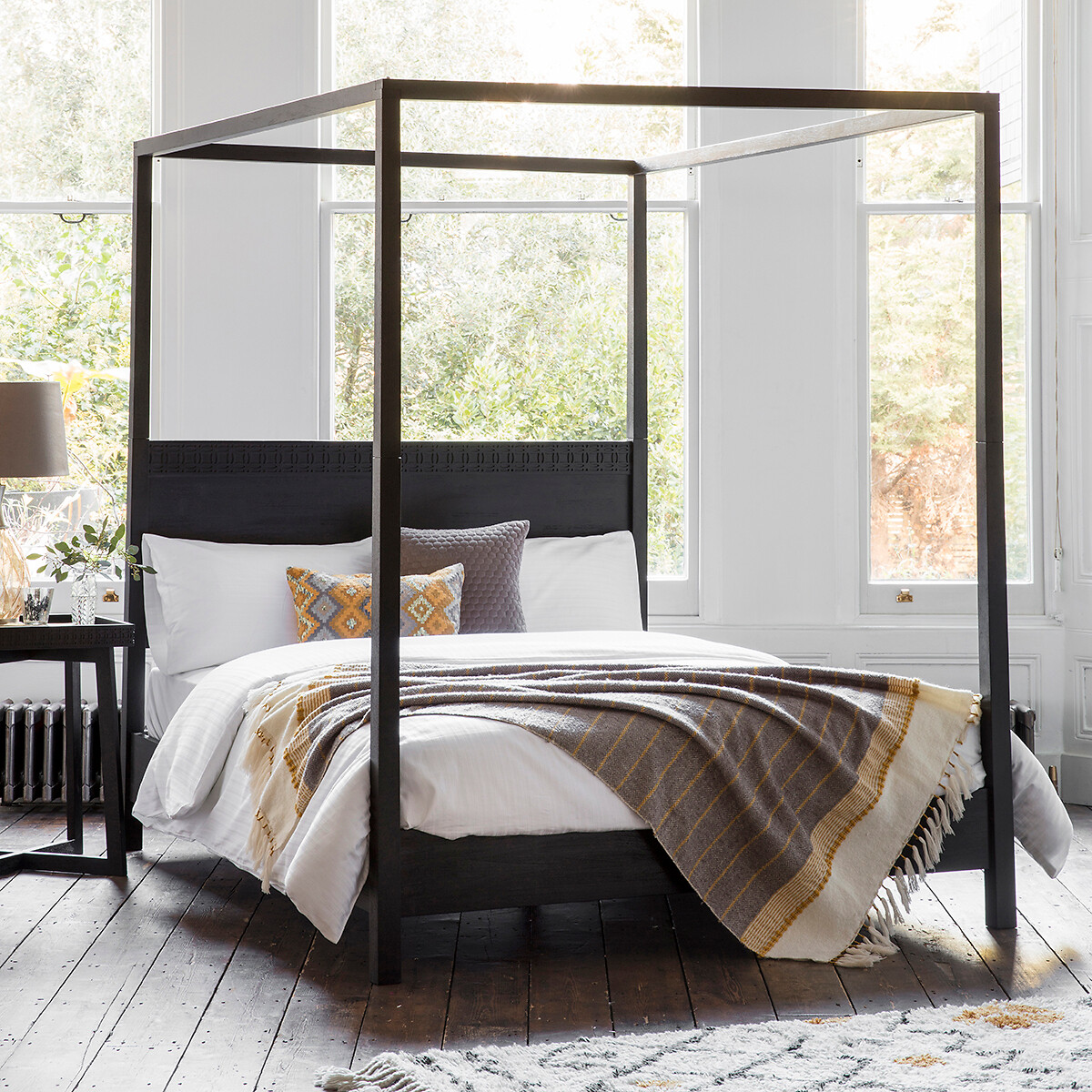 Barauni Boho Carved Wood Canopy Bed black, ÉDITÉ