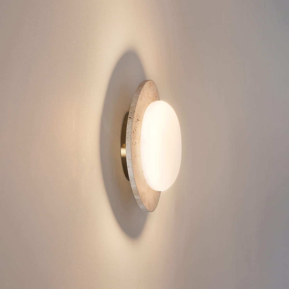 Plafonnier LED travertin naturel - NYMÉRIA beige, blanc et laiton, KOSILUM