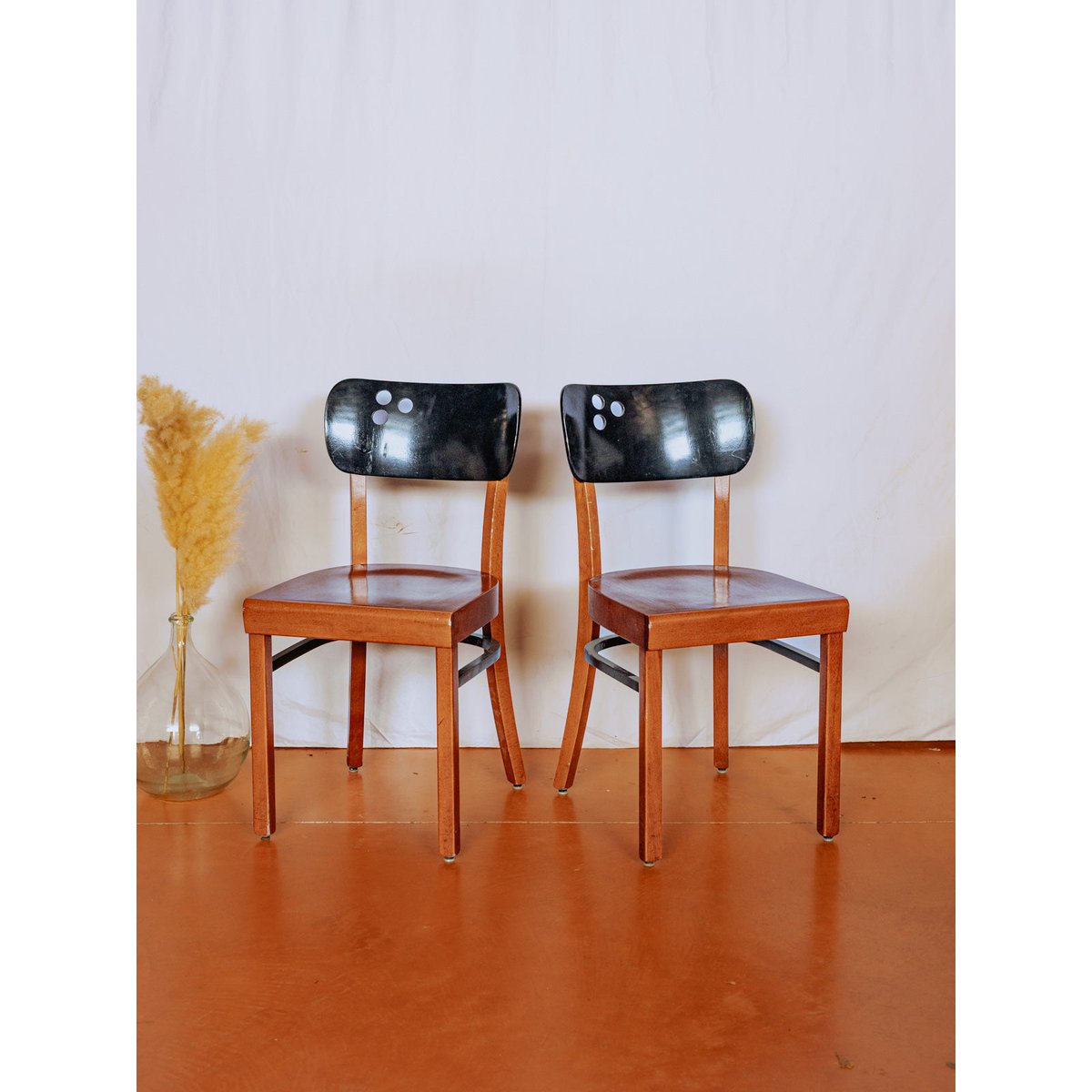 Chaise au dossier ajouré Alma N°1412 - Bon état bois foncé, DEBONGOUT