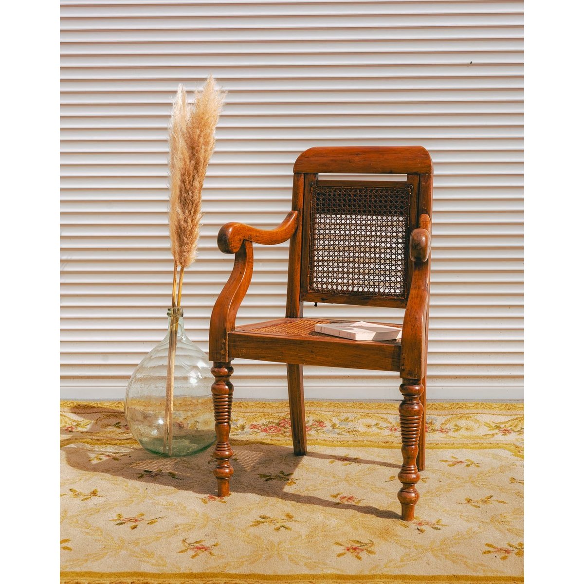 Fauteuil en bois et cannage Ernest N°1559 - Bon état bois clair, DEBONGOUT