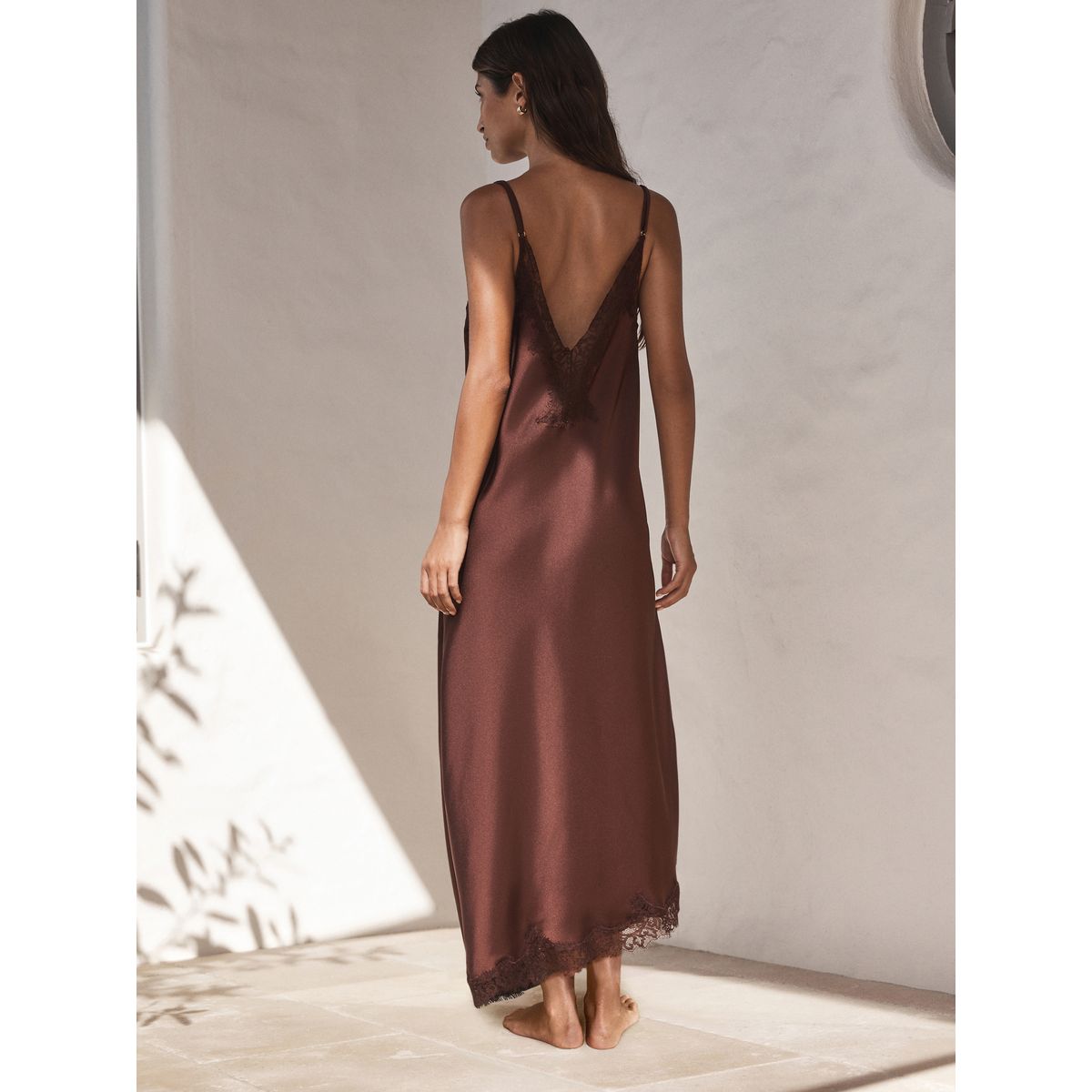 Robe en satin avec finitions dentelle marron chocolat, NEXT
