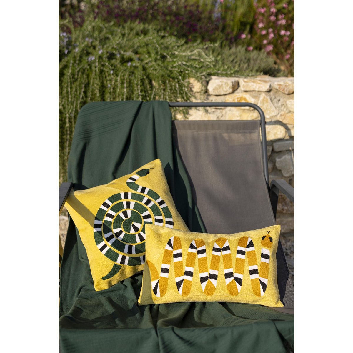 Coussin brodé Yoka mangue, VIVARAISE