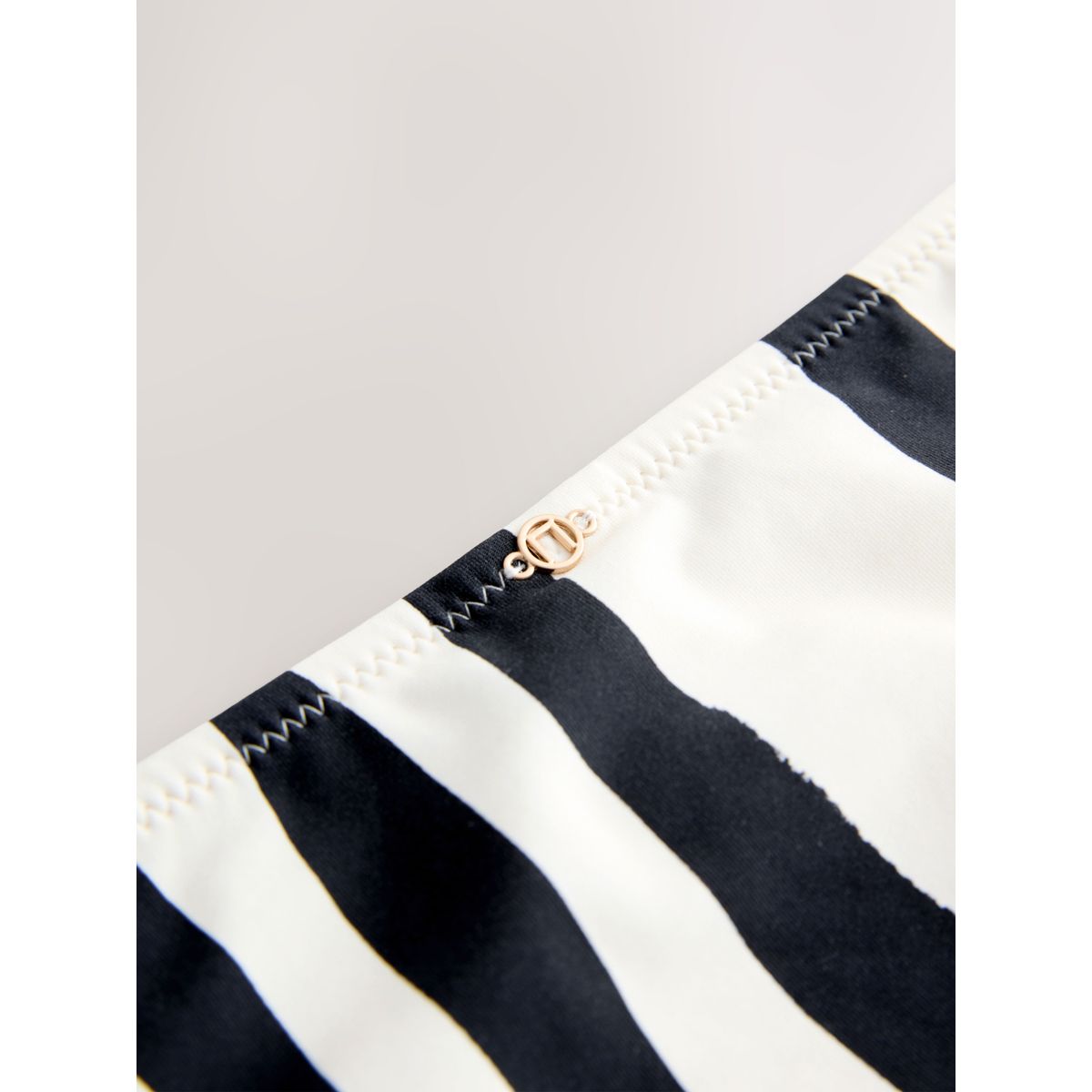 Bas de bikini brésilien échancré rayure crème/noire, NEXT