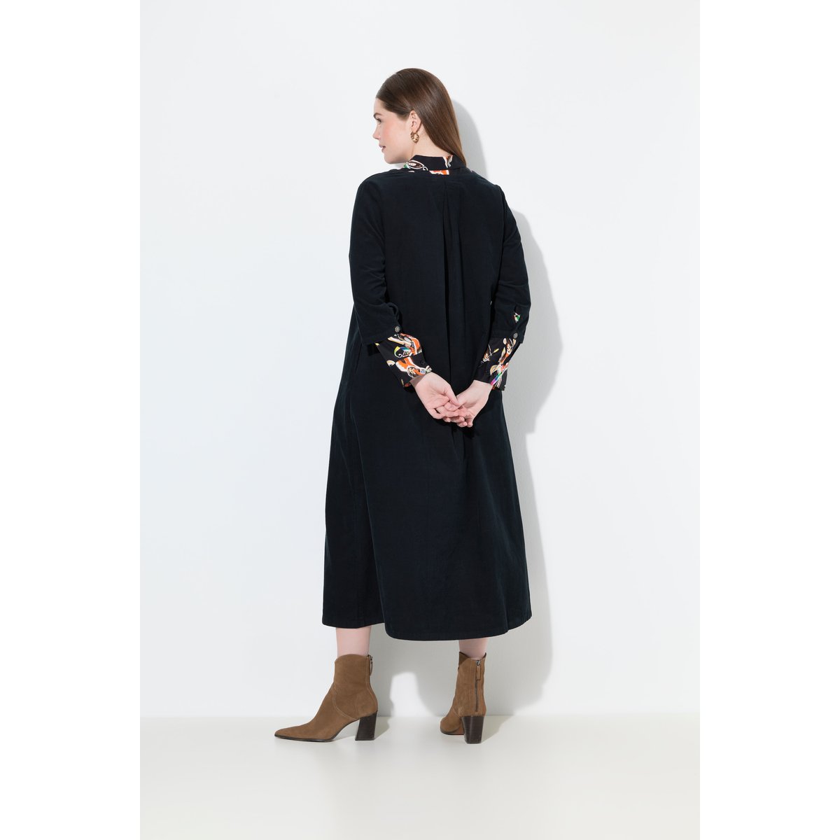 Robe maxi en velours côtelé à col rond et noir, ULLA POPKEN