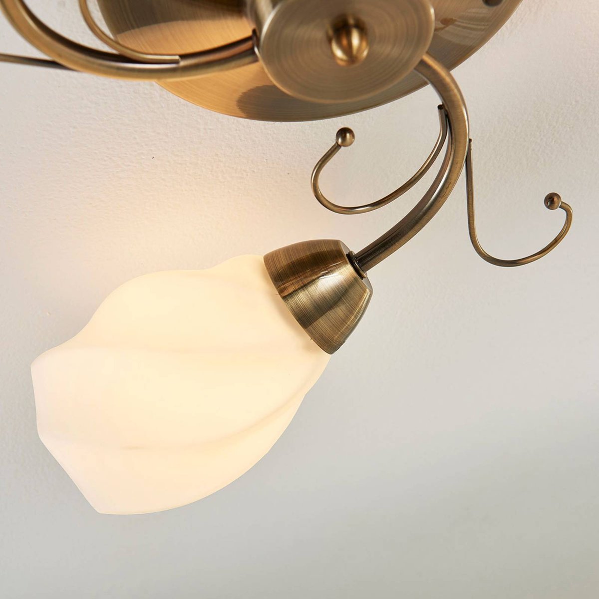 Plafonnier en verre antique, Amedea blanc, laiton ancien, LINDBY
