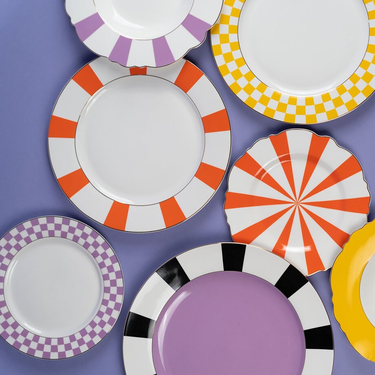 Plat rond bord rayé, HARLEQUIN violet, KARE DESIGN