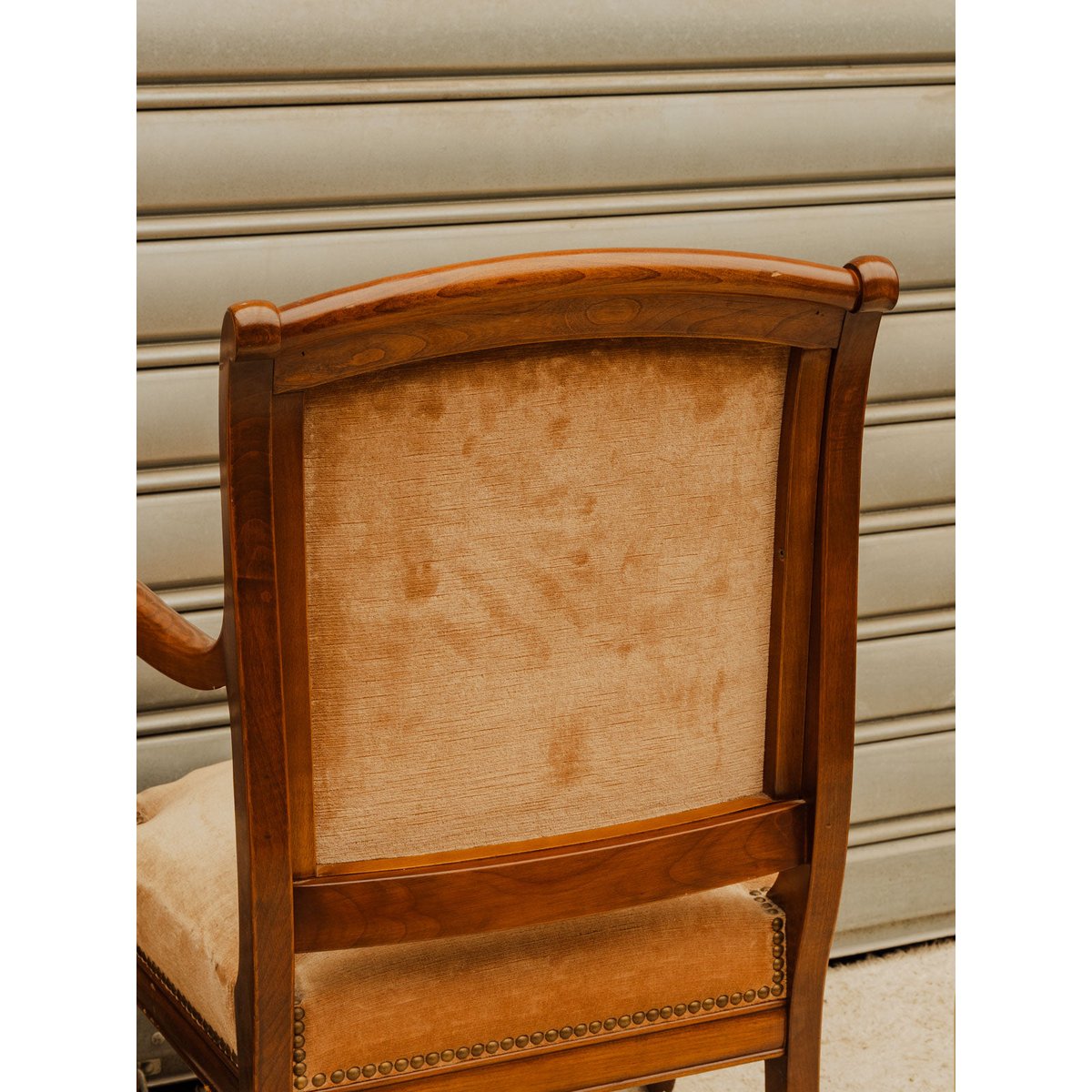 Paire de fauteuils en bois et velours beige Ernest N°1644 - Bon état bois foncé, DEBONGOUT