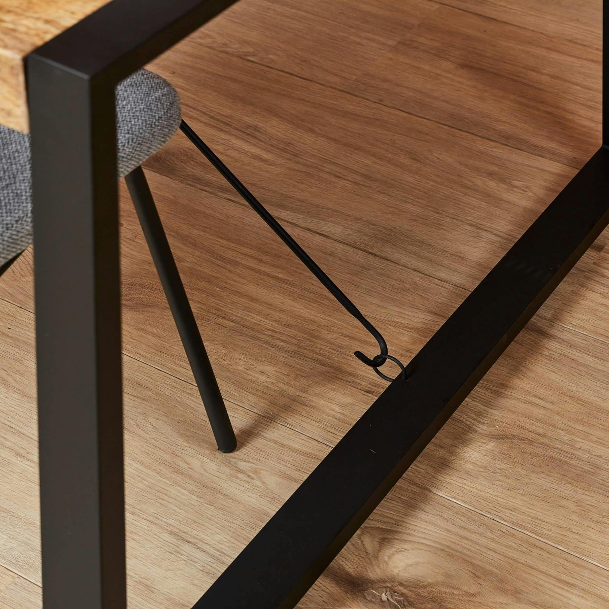 Table à manger 4/6 places bois et métal MILORA naturel, PIER IMPORT