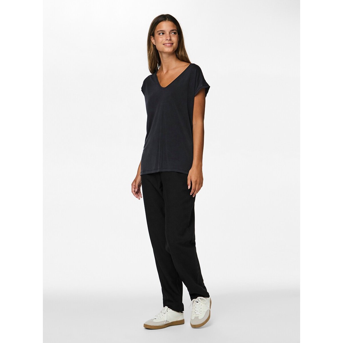 T-shirt, col V noir, PIECES