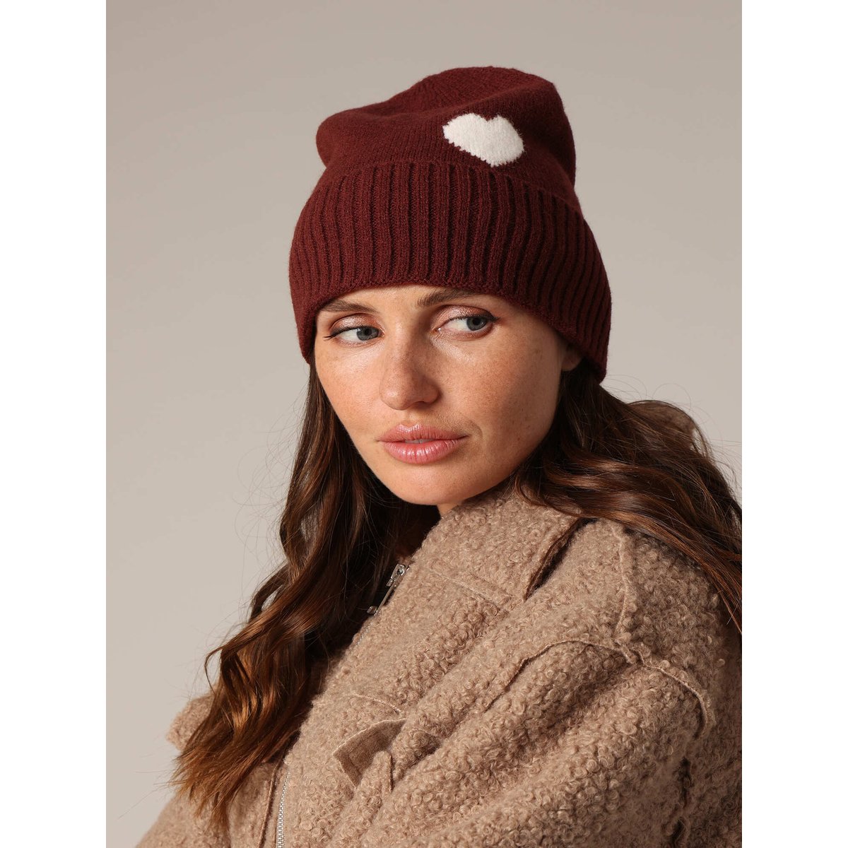 Bonnet côtelé en maille douce avec motif cœur contrasté
LOLA plum, DEELUXE