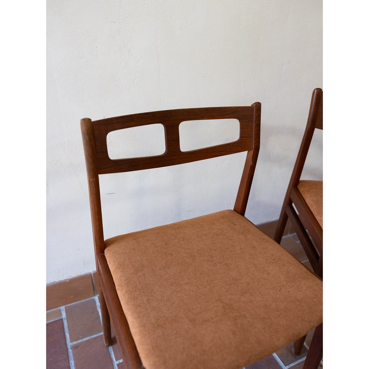 Paire de chaises aux jolis dossiers Alma N°1798 - Bon état bois foncé, DEBONGOUT