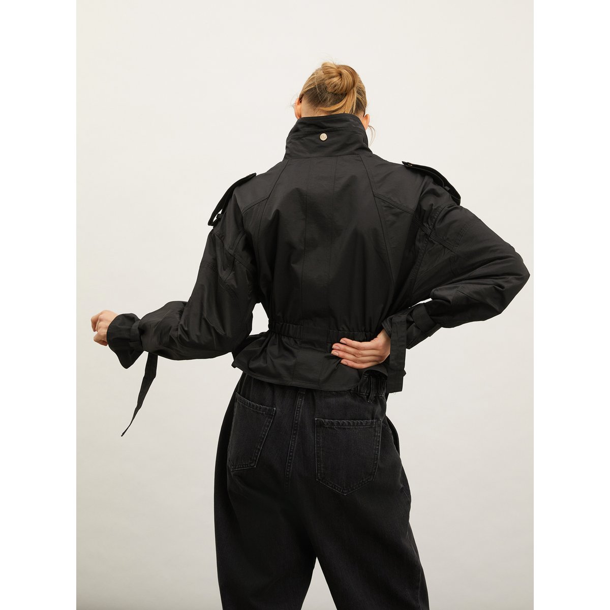 Coupe-vent court avec cordon de serrage à la taille noir, MOTIVI