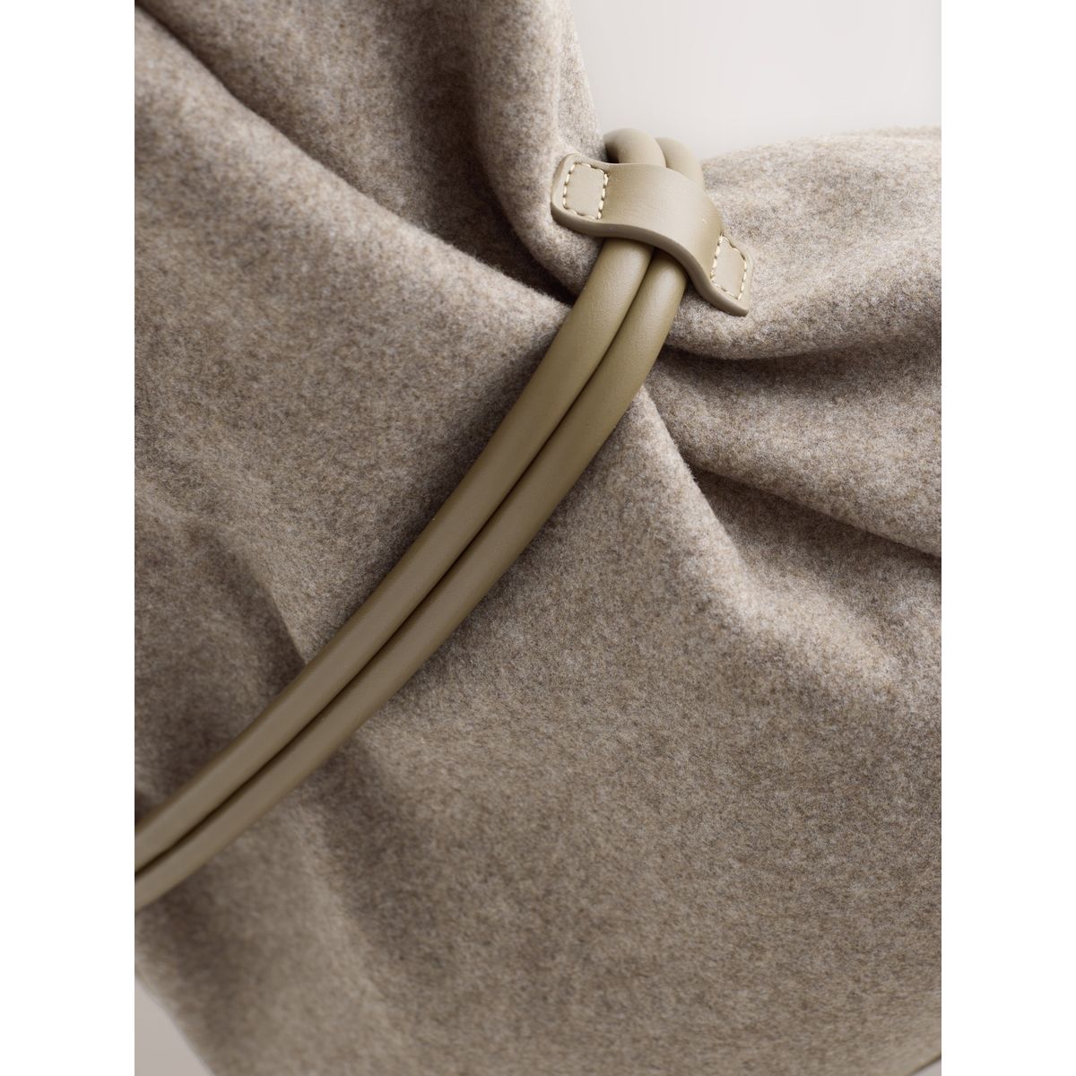 Sac bandoulière à ceinture en feutre marron mink, NEXT