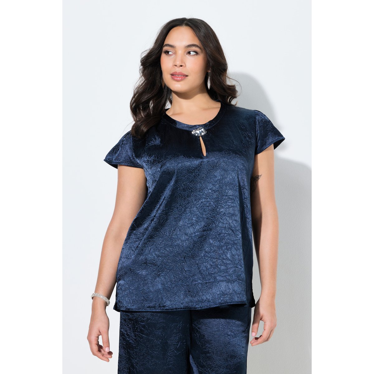 Blouse avec broche marine, ULLA POPKEN