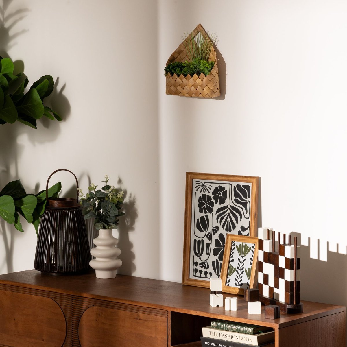 Plante artificielle suspendue avec panier en fibre de bambou JIKA beige, ATMOSPHERA