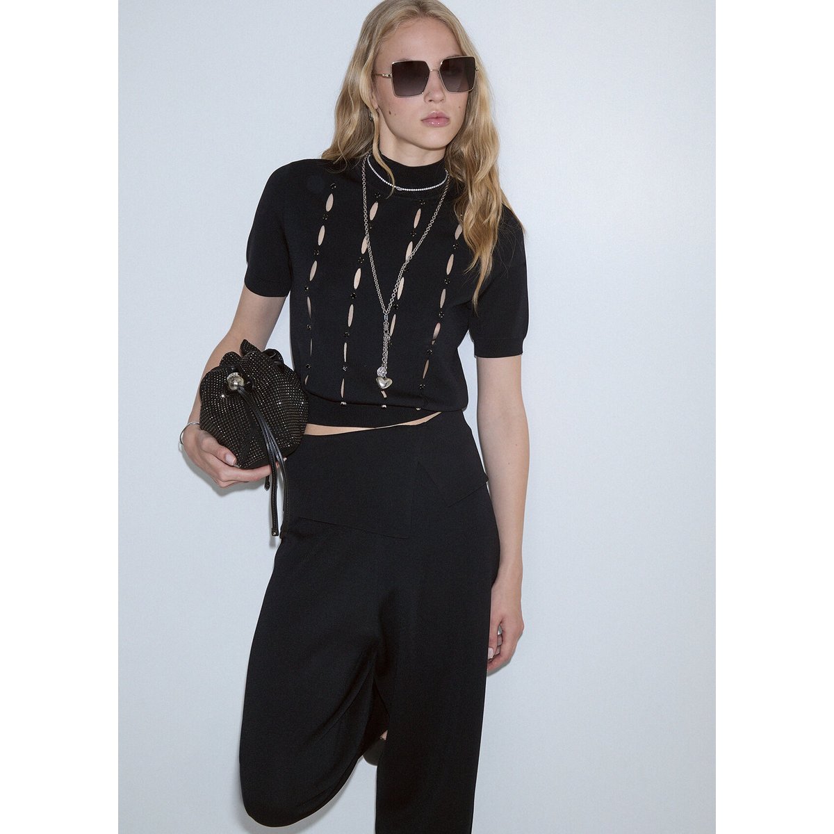 Pull à col camionneur avec découpes et perles noir, LIU JO