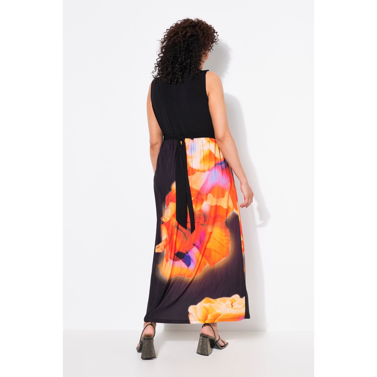 Robe maxi sans manches. Motif fleurs XL. noir, ULLA POPKEN