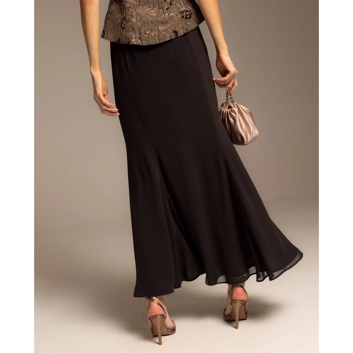 Jupe longue en mousseline à pinces et taille élastique marron, THE-ARE