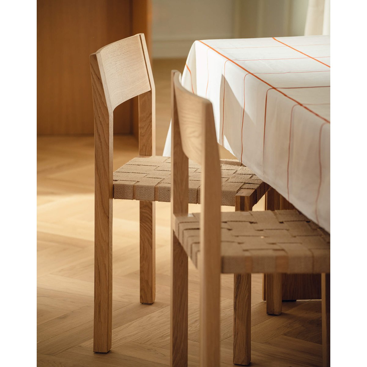 Chaise Toli - cadre en hêtre, assise tressée coton marron cacao, NOO.MA
