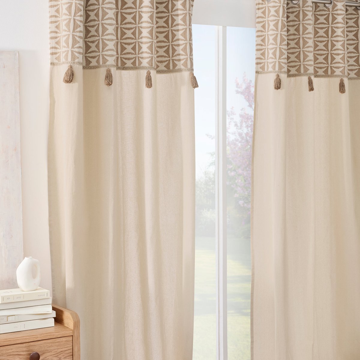 Rideau tamisant à œillets en polycoton avec jacquard et pompons naturel, DOUCEUR D'INTÉRIEUR