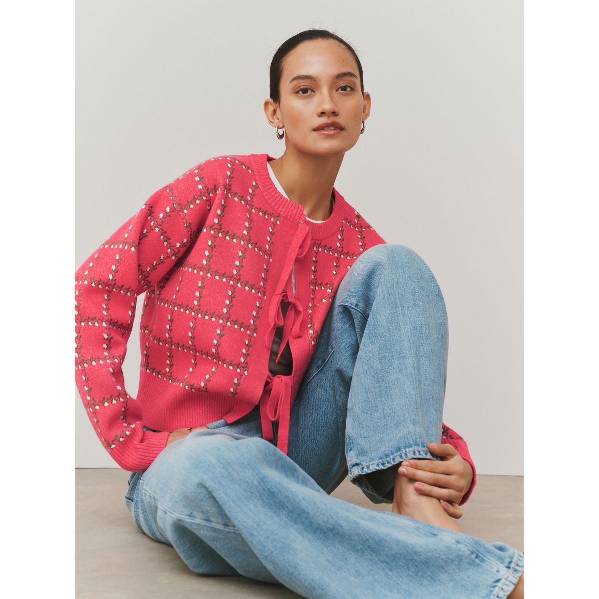 Cardigan en maille douce noué sur le devant motifs floraux roses, NEXT