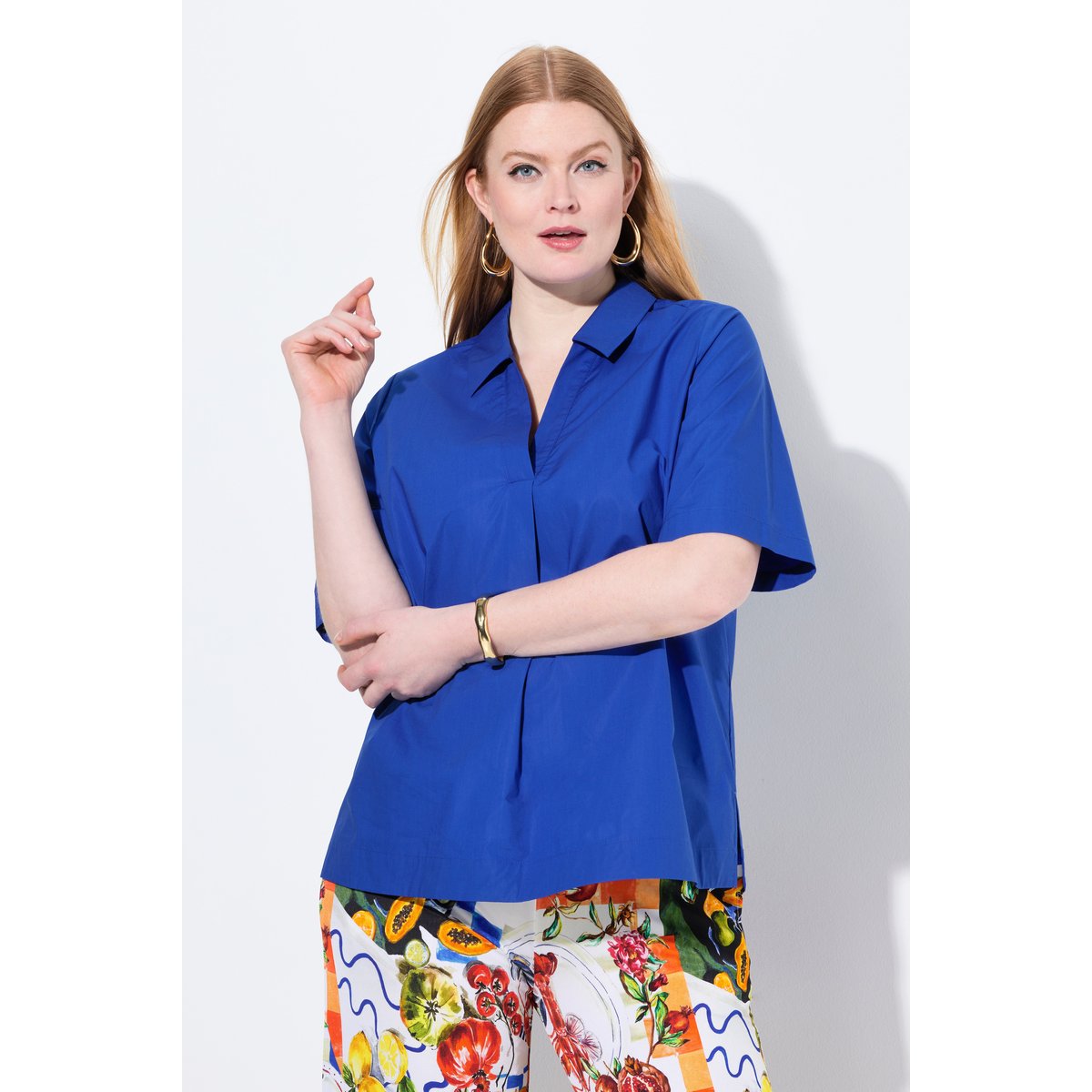 Blouse à manches courtes. Col polo à pli bleu cobalt, ULLA POPKEN