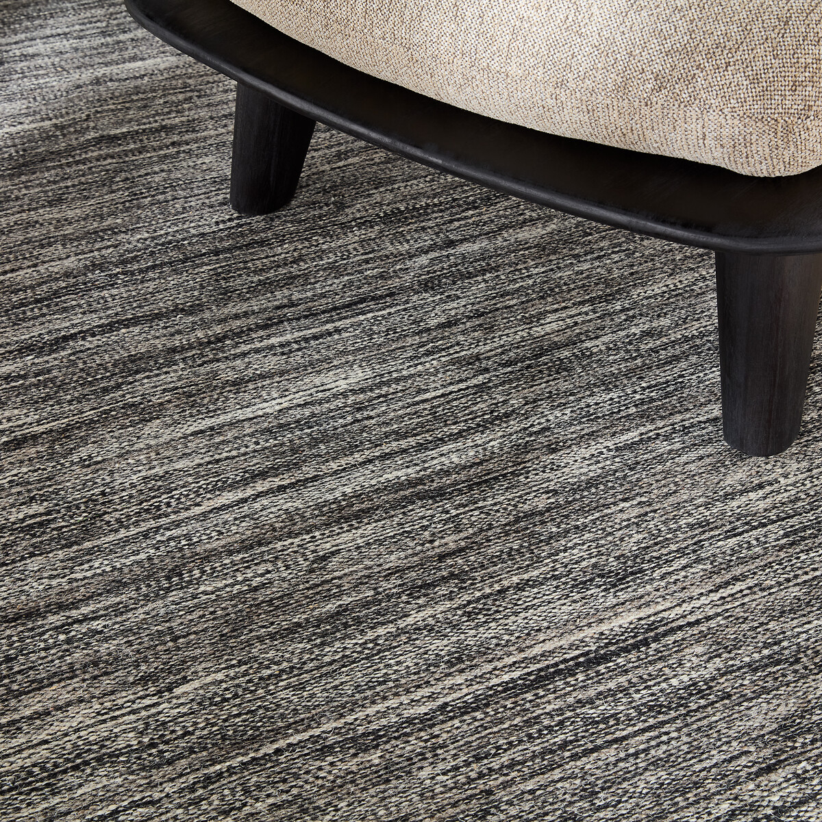 Tapis tissé à la main, en laine majoritaire, PEGO noir chiné, AM.PM