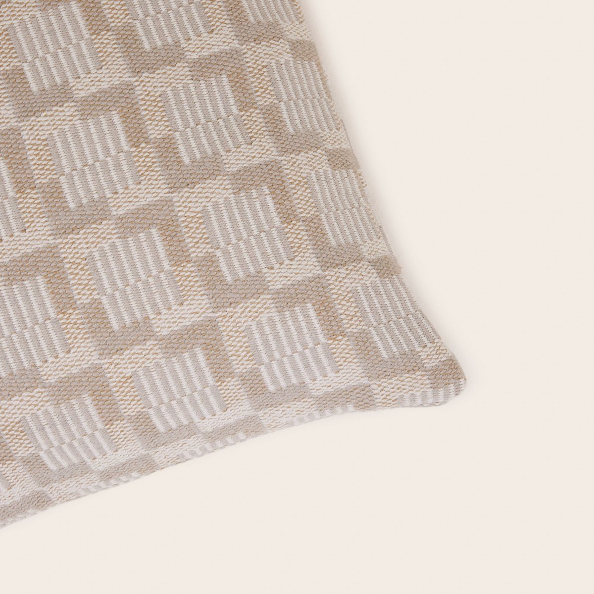 housse de coussin en Jacquard graphique laine et coton VITORIO ivoire et beige cendré, MADURA