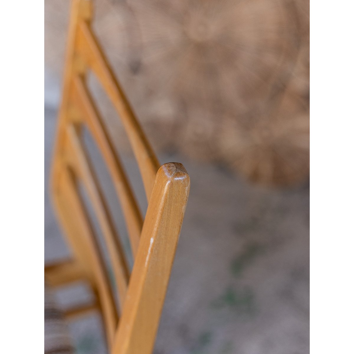 Paire de chaises aux assises rayées Alma N°1982 - Bon état bois clair, DEBONGOUT