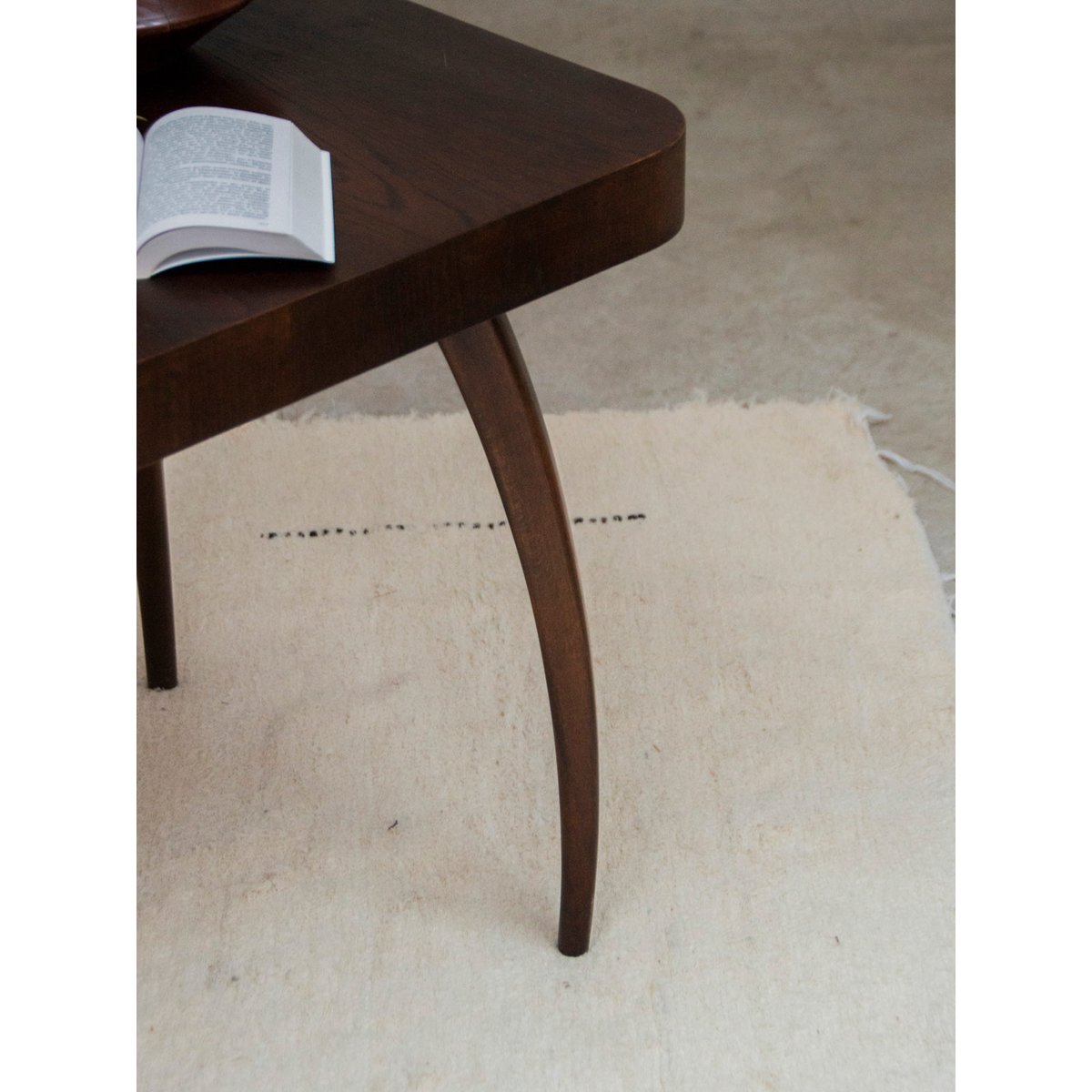 Table d'appoint en bois foncé Hanna N°772 - Bon état bois foncé, DEBONGOUT