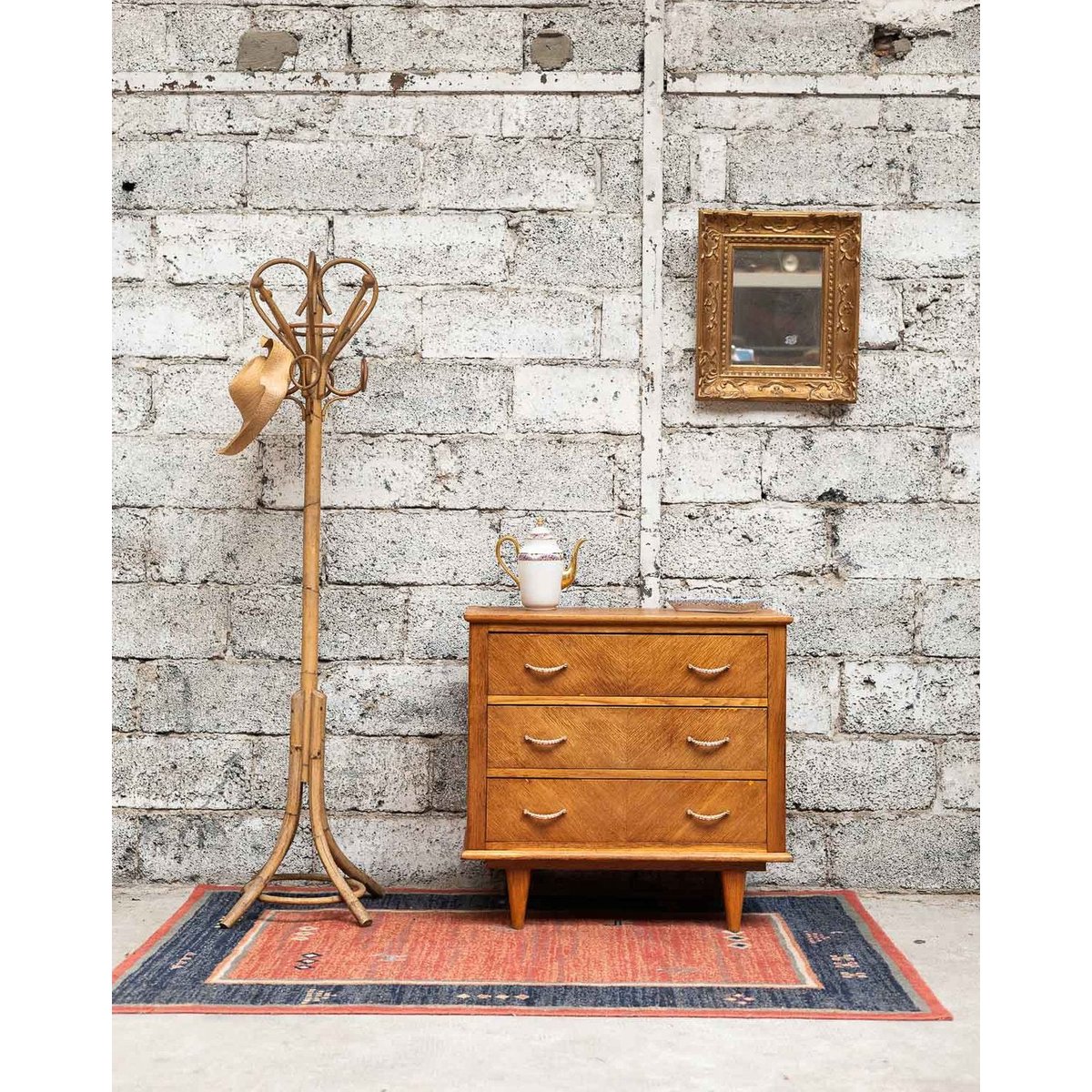 Commode trois tiroirs aux poignées dorées Olga N°668 - Bon état marron, DEBONGOUT