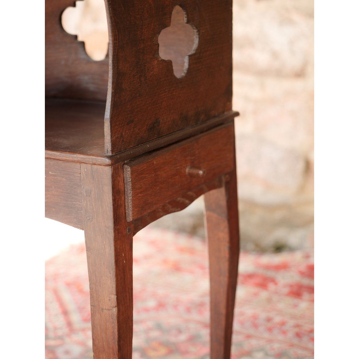 Table d'appoint au tiroir secret Francine N°1585 - Bon état bois foncé, DEBONGOUT
