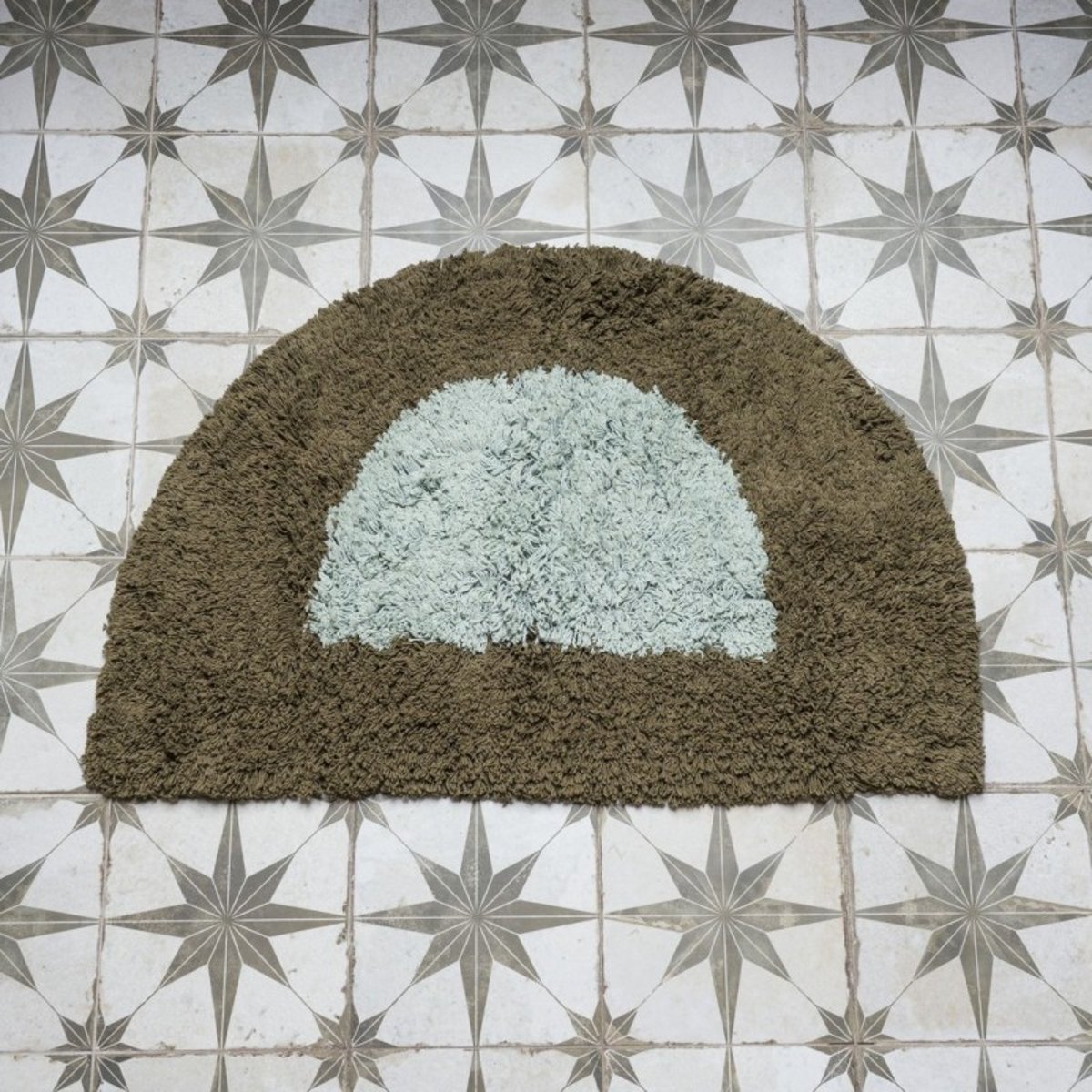 Tapis de bain demi-lune tufté coton vert, MADAM STOLTZ