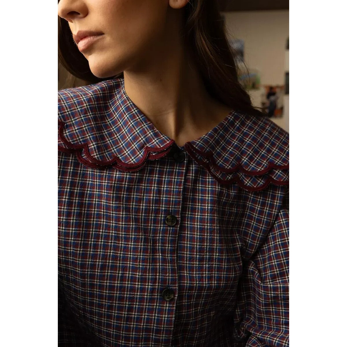 Blusa com gola Claudine, xadrez, BHALLAN quadrados azuis/vermelhos, APACHES COLLECTIONS