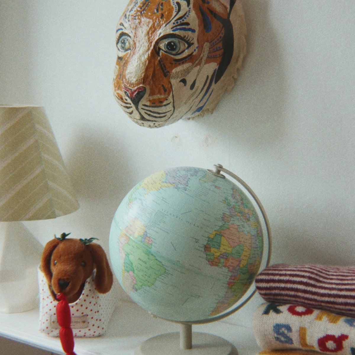 Peluche chien et son panier marron, rouge, écru, KONGES SLOJD
