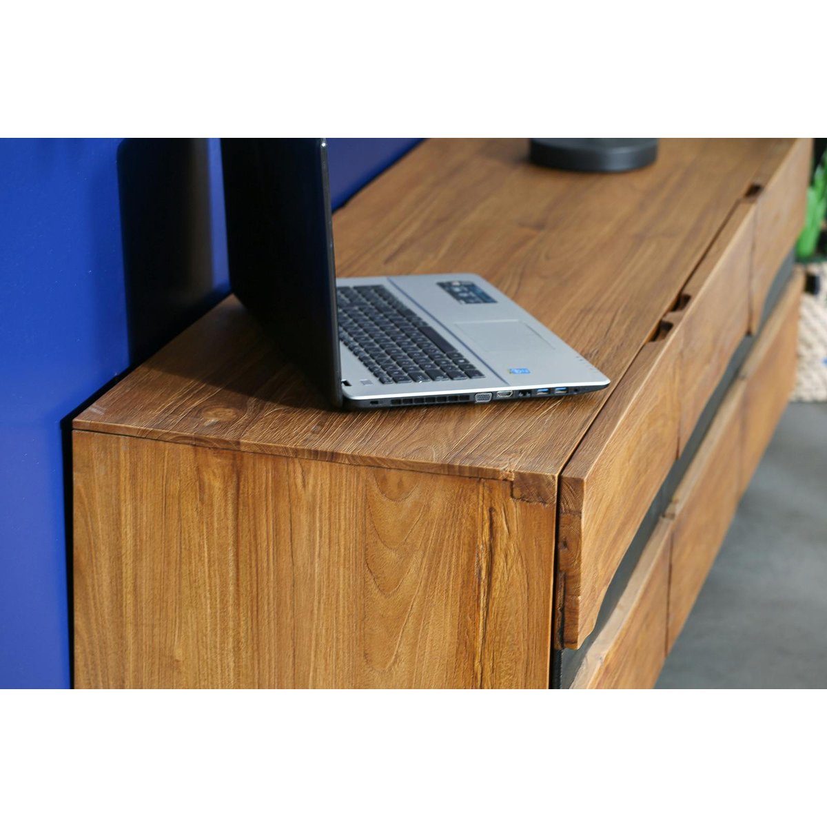 Meuble TV contemporain bois recyclé de teck et bandeau noir laqué 3 portes style moderne 160 cm BARBADE bois naturel, PIER IMPORT