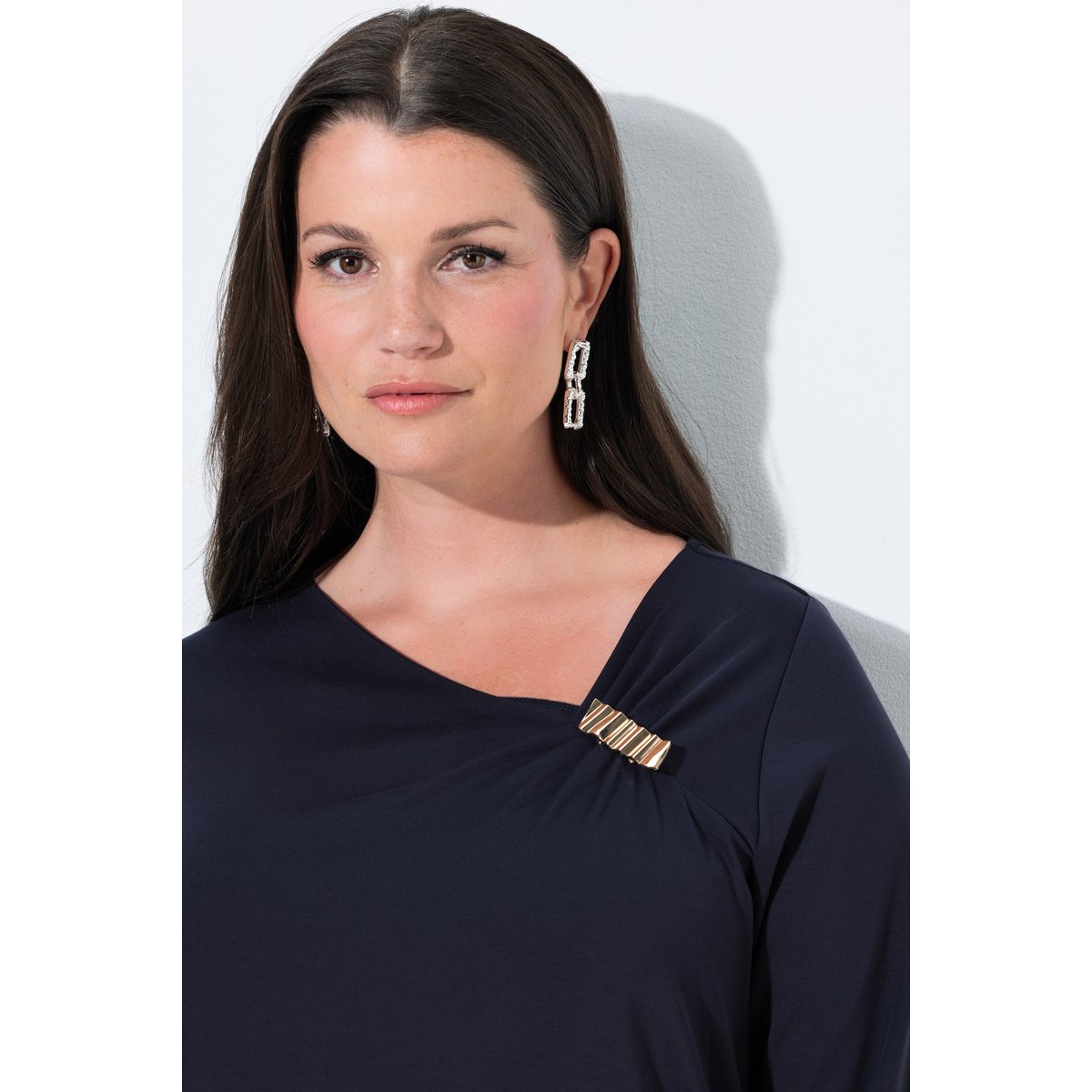Blouse avec broche marine foncé, ULLA POPKEN